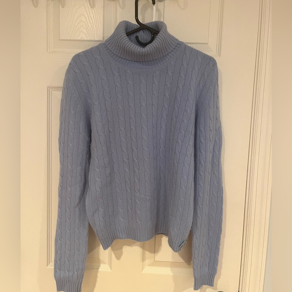 Light blue 100% cashmere sweater made in Scotland